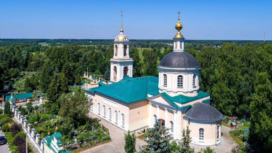 Церковь Петра и Павла, Обухово (Богородский городской округ, Московская область). общий вид в ландшафте
