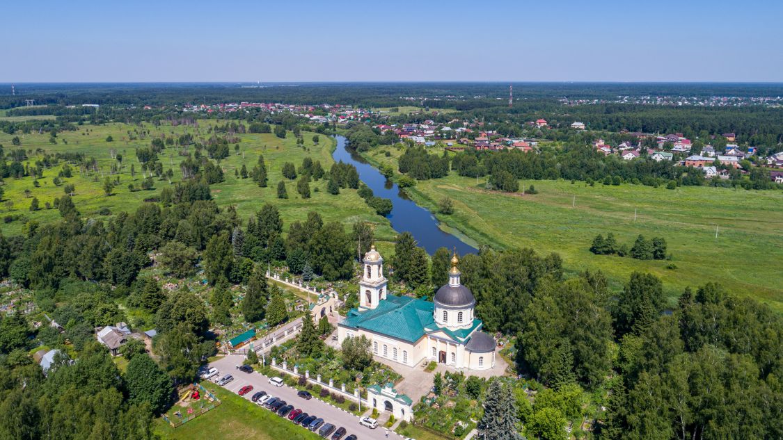Церковь Петра и Павла, Обухово (Богородский городской округ, Московская область). общий вид в ландшафте