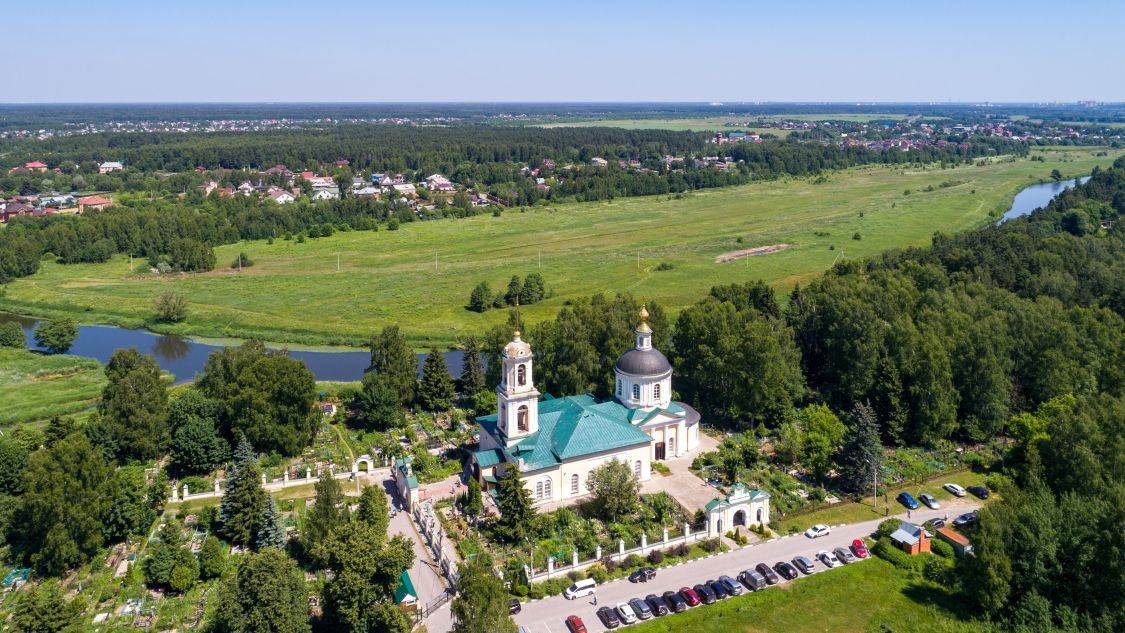 Обухово. Церковь Петра и Павла. общий вид в ландшафте