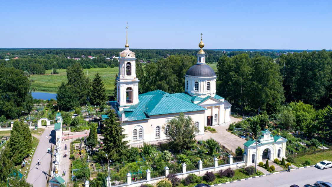 Обухово. Церковь Петра и Павла. общий вид в ландшафте