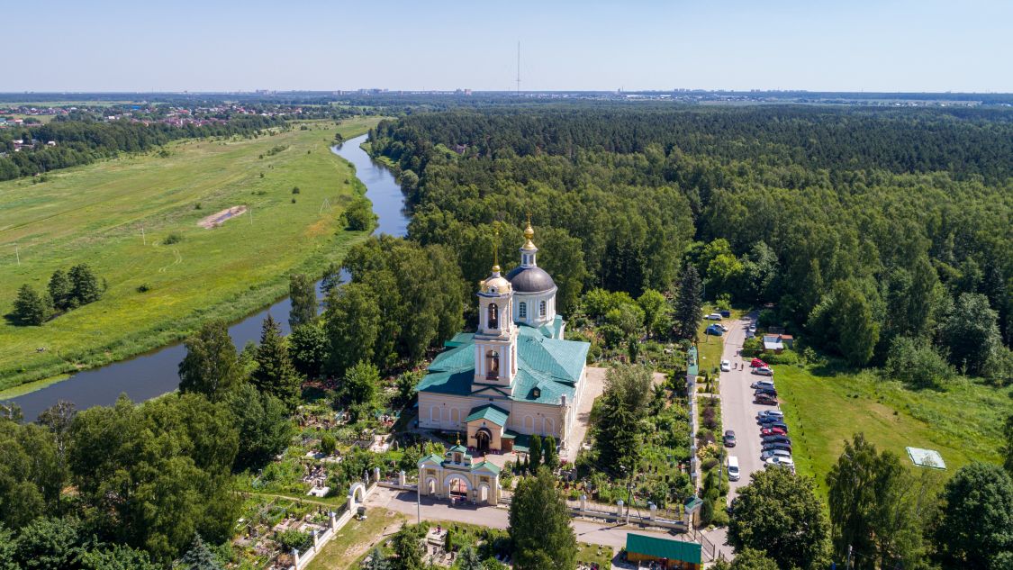 Церковь Петра и Павла, Обухово (Богородский городской округ, Московская область). общий вид в ландшафте