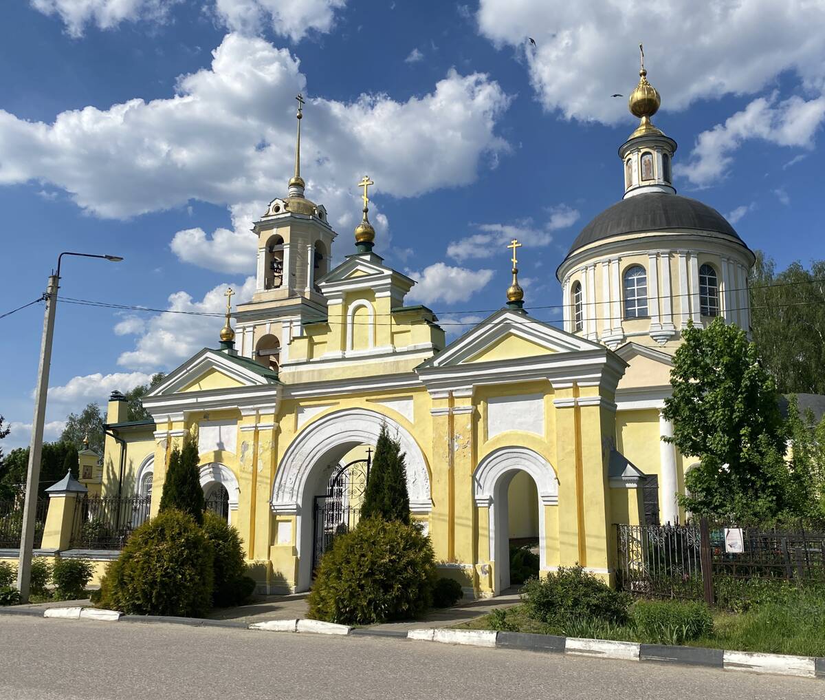 Церковь Петра и Павла, Обухово (Богородский городской округ, Московская область). общий вид в ландшафте
