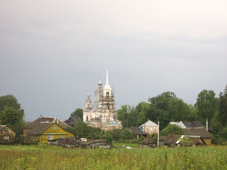 Верхне-Никульское. Церковь Троицы Живоначальной. общий вид в ландшафте