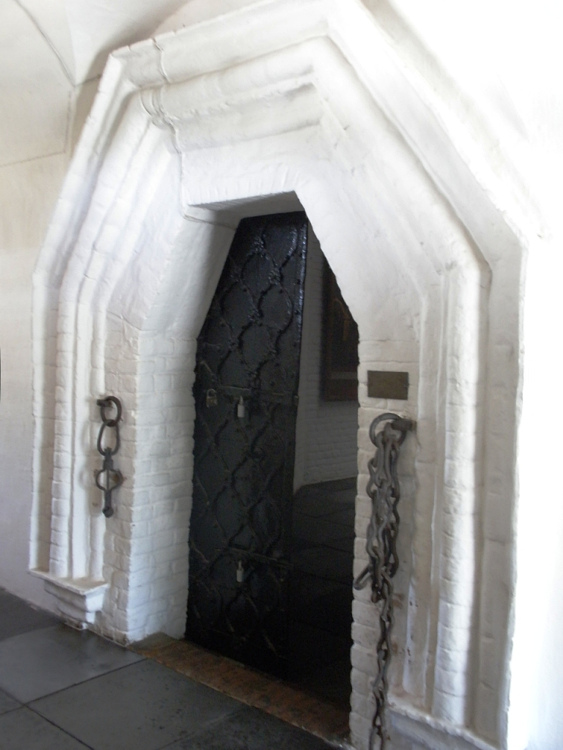 Собор Воскресения Христова, Старочеркасская (Аксайский район, Ростовская область). интерьер и убранство, Вход в собор из внутренней галереи, по обеим сторонам от входа видны цепи, на которых в 1671 году содержался Стенька Разин