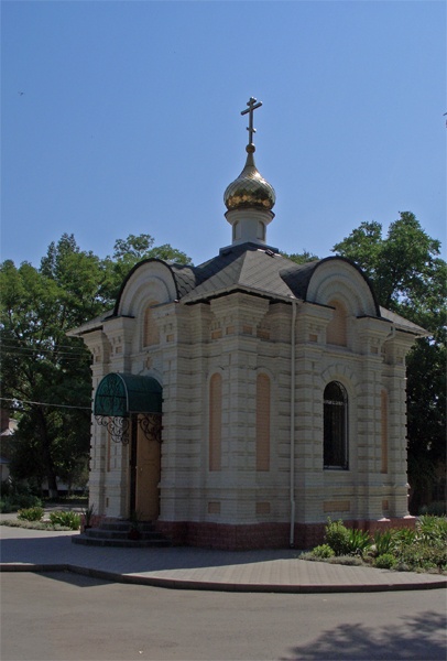 Азов. Часовня Луки (Войно-Ясенецкого) при Центральной городской больнице. общий вид в ландшафте