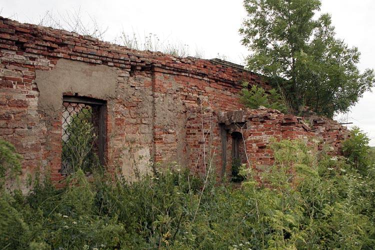 Церковь Николая Чудотворца, Буреги (Старорусский район, Новгородская область). архитектурные детали, Остатки западного фасада