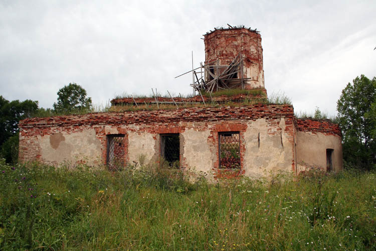 Церковь Николая Чудотворца, Буреги (Старорусский район, Новгородская область). фасады, Вид с юга. На заднем плане барабан Воскресенского собора.