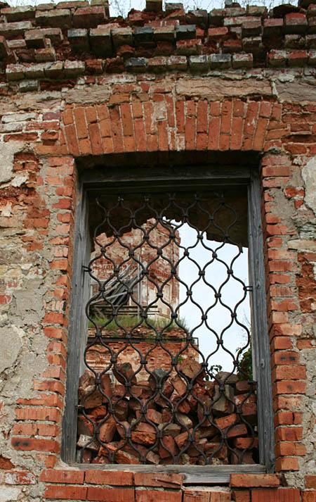 Церковь Николая Чудотворца, Буреги (Старорусский район, Новгородская область). архитектурные детали, Окно южной стены