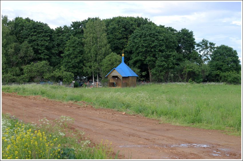 Часовня Воскресения Христова, Буреги (Старорусский район, Новгородская область). общий вид в ландшафте, Вид с дороги Новгород - Старая Русса
