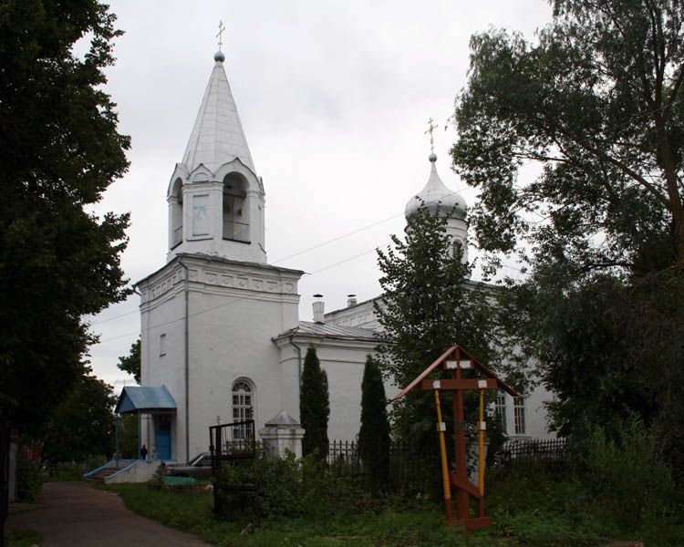 Церковь Покрова Пресвятой Богородицы, Борисово (Старорусский район, Новгородская область). общий вид в ландшафте, Вид с дороги. Перед церковью крест в память жертв лихолетий.