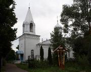 Церковь Покрова Пресвятой Богородицы, Вид с дороги. Перед церковью крест в память жертв лихолетий.<br>, Борисово, Старорусский район, Новгородская область