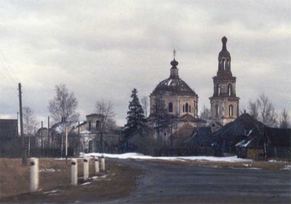 Храмовый комплекс Михайлово-Прудовского погоста, Кузнецово (Рамешковский район, Тверская область). общий вид в ландшафте, Комплекс состоит из двух храмов - летнего и зимнего, зимний построен в самом конце 19-го века
