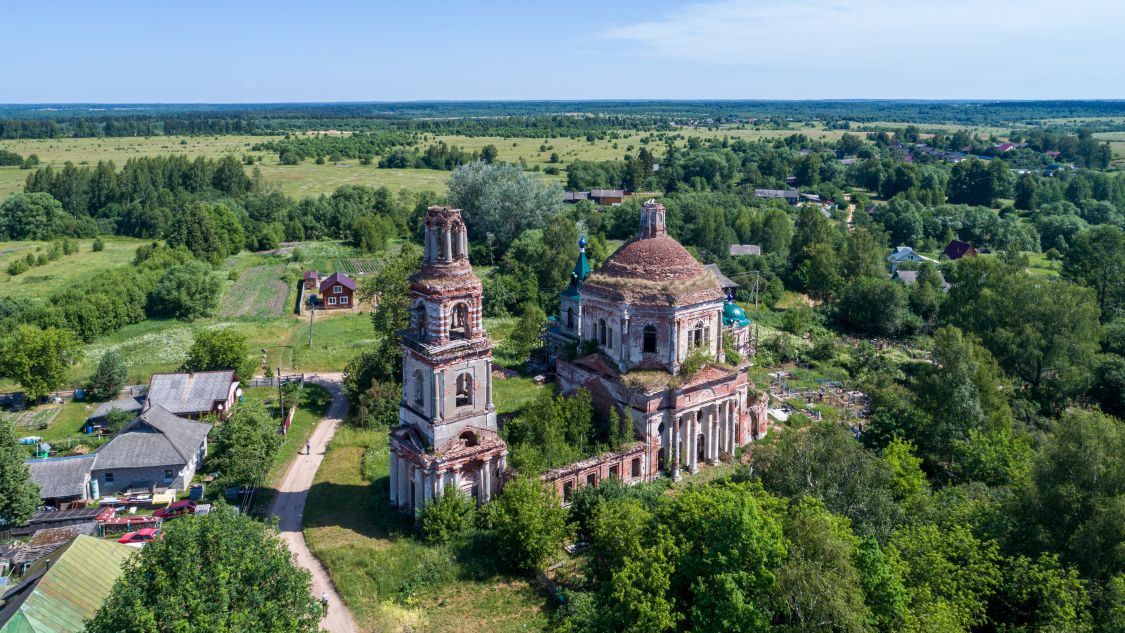 Кузнецово. Церковь Троицы Живоначальной (Михаила Архангела). общий вид в ландшафте