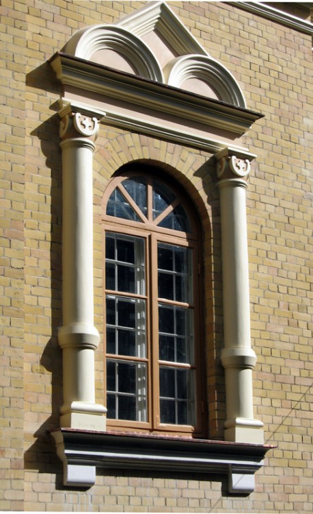 Рига. Церковь Михаила Архангела. архитектурные детали, Наличник окна после ремонта