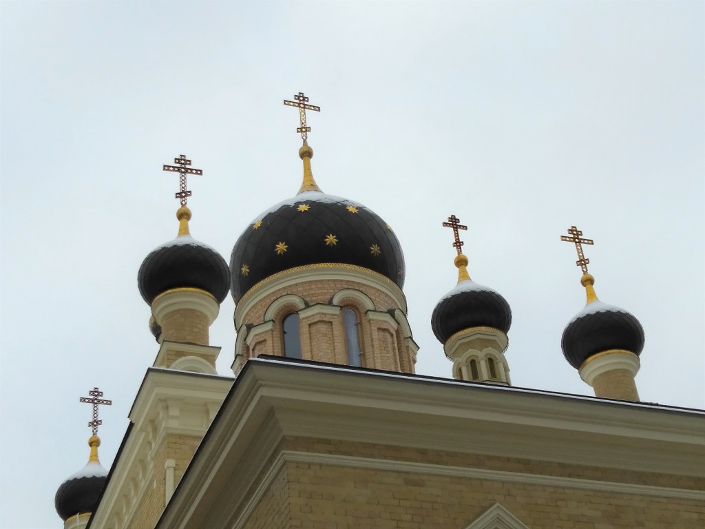 Рига. Церковь Михаила Архангела. архитектурные детали, Купола с крестами