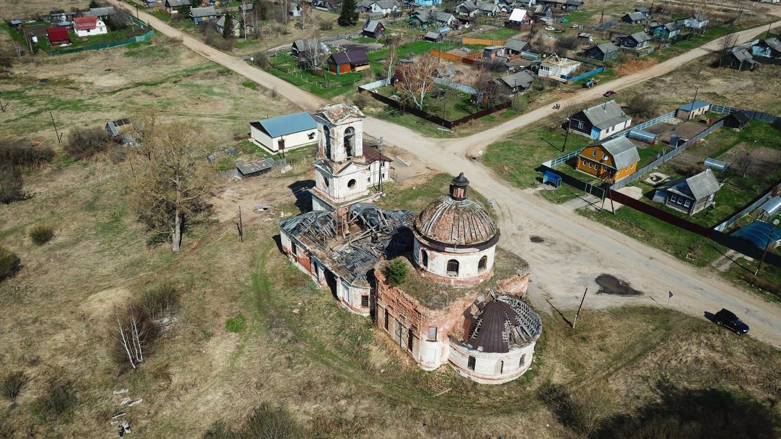 Нестерово. Церковь Троицы Живоначальной. общий вид в ландшафте