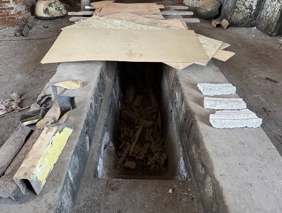 Бывшая смотровая яма, устроенная в бытность церкви гаражом, дополнительная информация. Церковь Рождества Пресвятой Богородицы, Шестаково (Волоколамский городской округ, Московская область)