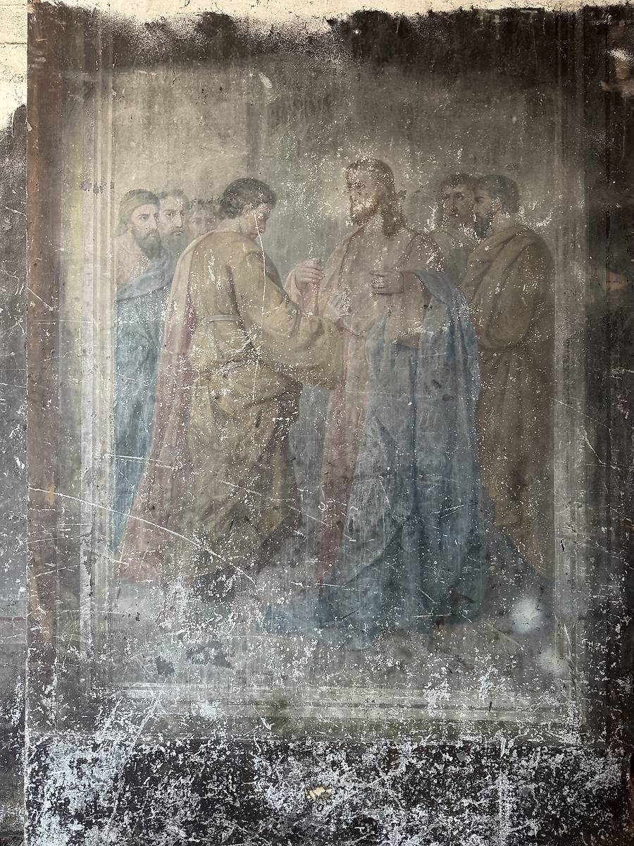 Сохранившийся фрагмент росписи на столпе, интерьер и убранство. Церковь Рождества Пресвятой Богородицы, Шестаково (Волоколамский городской округ, Московская область)