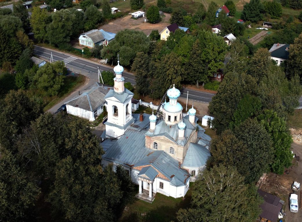 Покровское (Шестаковская с/а). Церковь Покрова Пресвятой Богородицы. общий вид в ландшафте