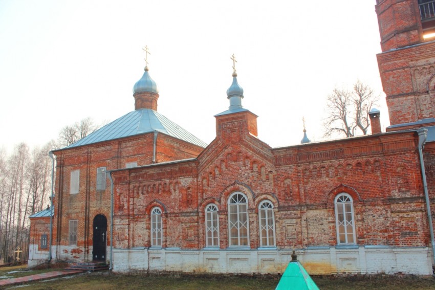 Церковь Введения во храм Пресвятой Богородицы, Верхнее Алопово (Перемышльский район, Калужская область). архитектурные детали, Основной объем и трапезная храма, вид с севера