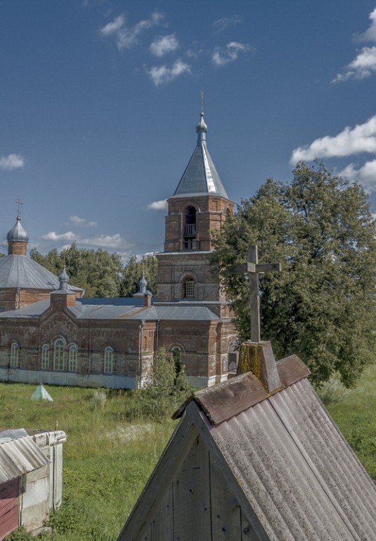 Церковь Введения во храм Пресвятой Богородицы, Верхнее Алопово (Перемышльский район, Калужская область). дополнительная информация, Пространственный крест на сторожевых башнях у ворот церкви