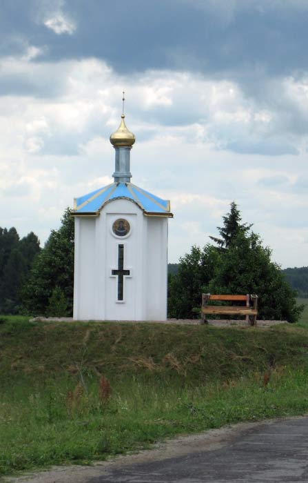 Хотенка. Часовня Олега Брянского. общий вид в ландшафте, Часовня на последнем повороте в с.Клыково