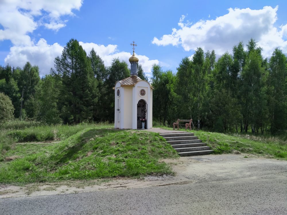 Часовня Олега Брянского, Хотенка (Козельский район, Калужская область). общий вид в ландшафте
