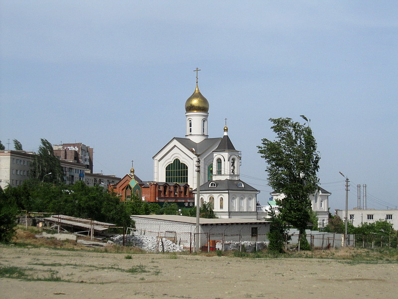 Волгоград. Церковь Сергия Радонежского. общий вид в ландшафте