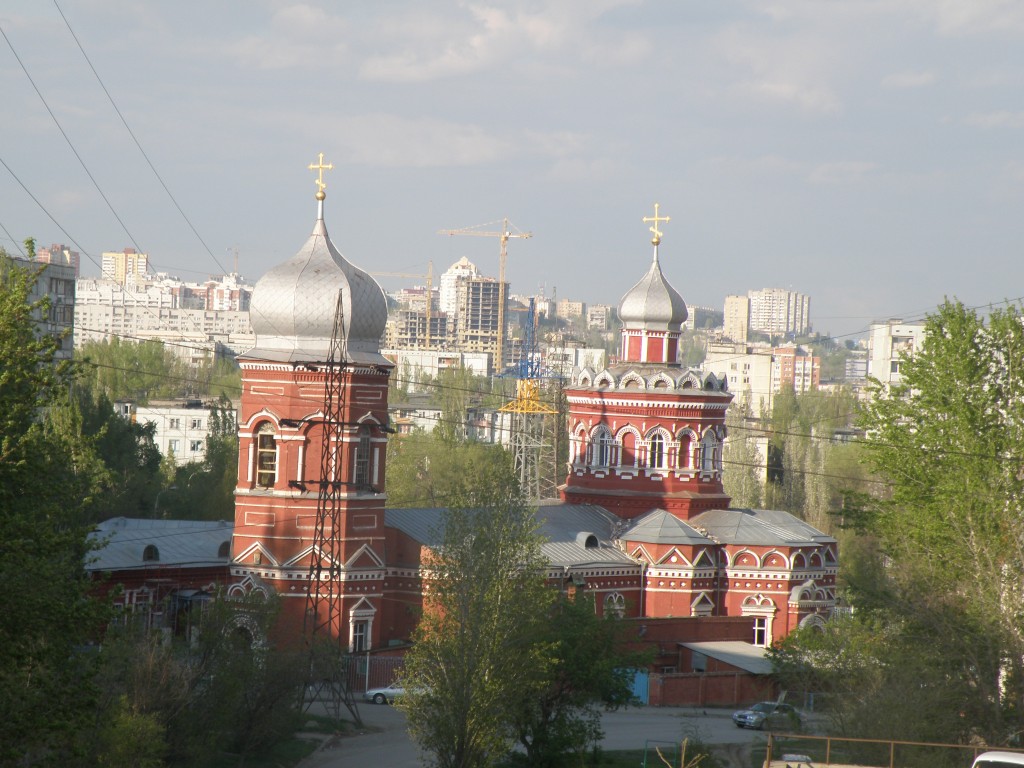 Кафедральный собор Казанской иконы Божией Матери, Волгоград (Волгоград, город, Волгоградская область). общий вид в ландшафте, она расположена не очень удачно где-то в центральной части