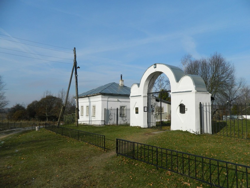 Церковь Вознесения Господня, Тархово (Клинский городской округ, Московская область). дополнительная информация, Дом причта и ворота ограды храма