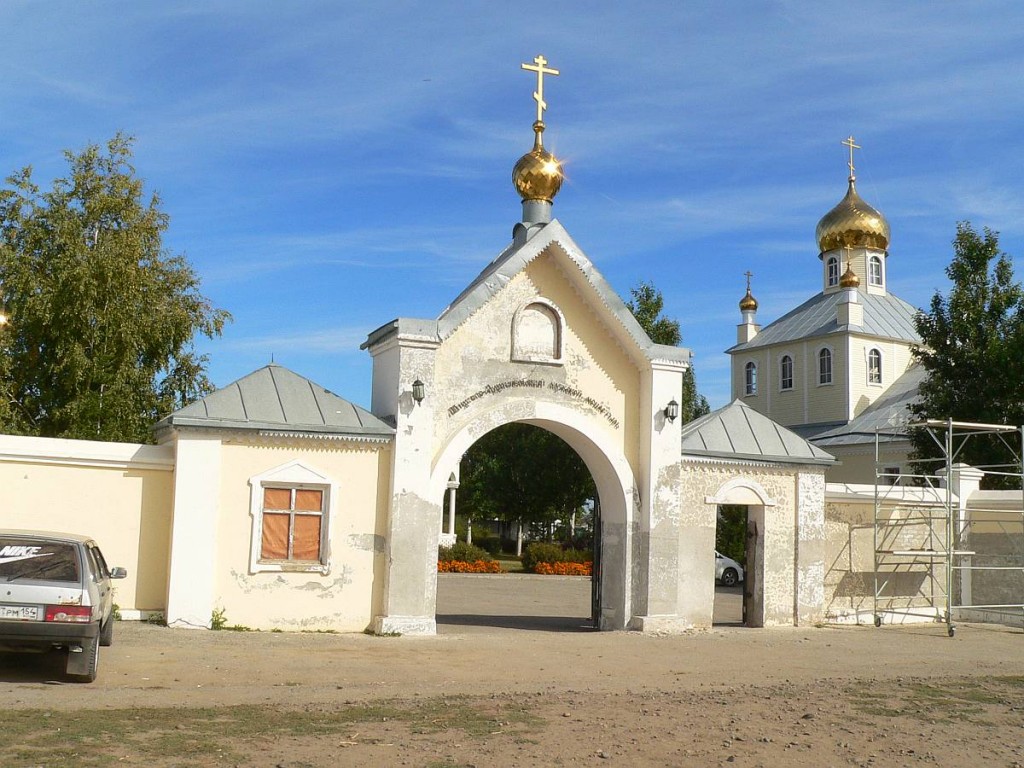 Михаило-Архангельский мужской монастырь, Козиха (Ордынский район, Новосибирская область). фасады, Главные ворота и храм Михаила Архангела
