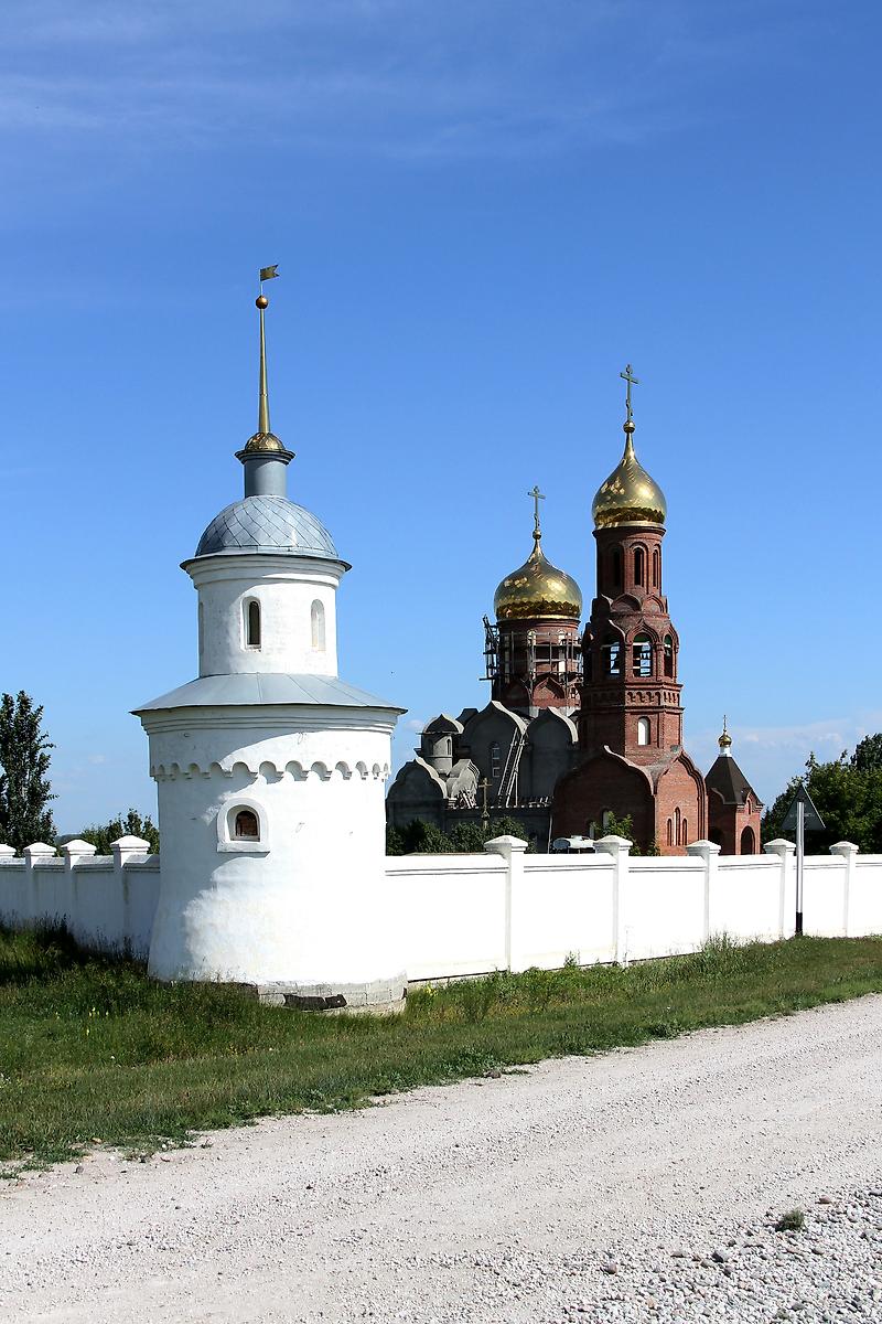 общий вид в ландшафте. Михаило-Архангельский мужской монастырь, Козиха (Ордынский район, Новосибирская область)