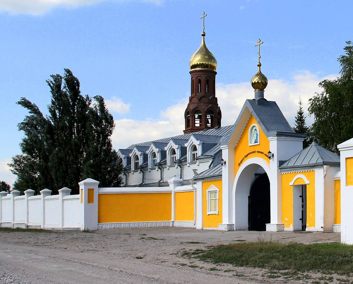 общий вид в ландшафте. Михаило-Архангельский мужской монастырь, Козиха (Ордынский район, Новосибирская область)