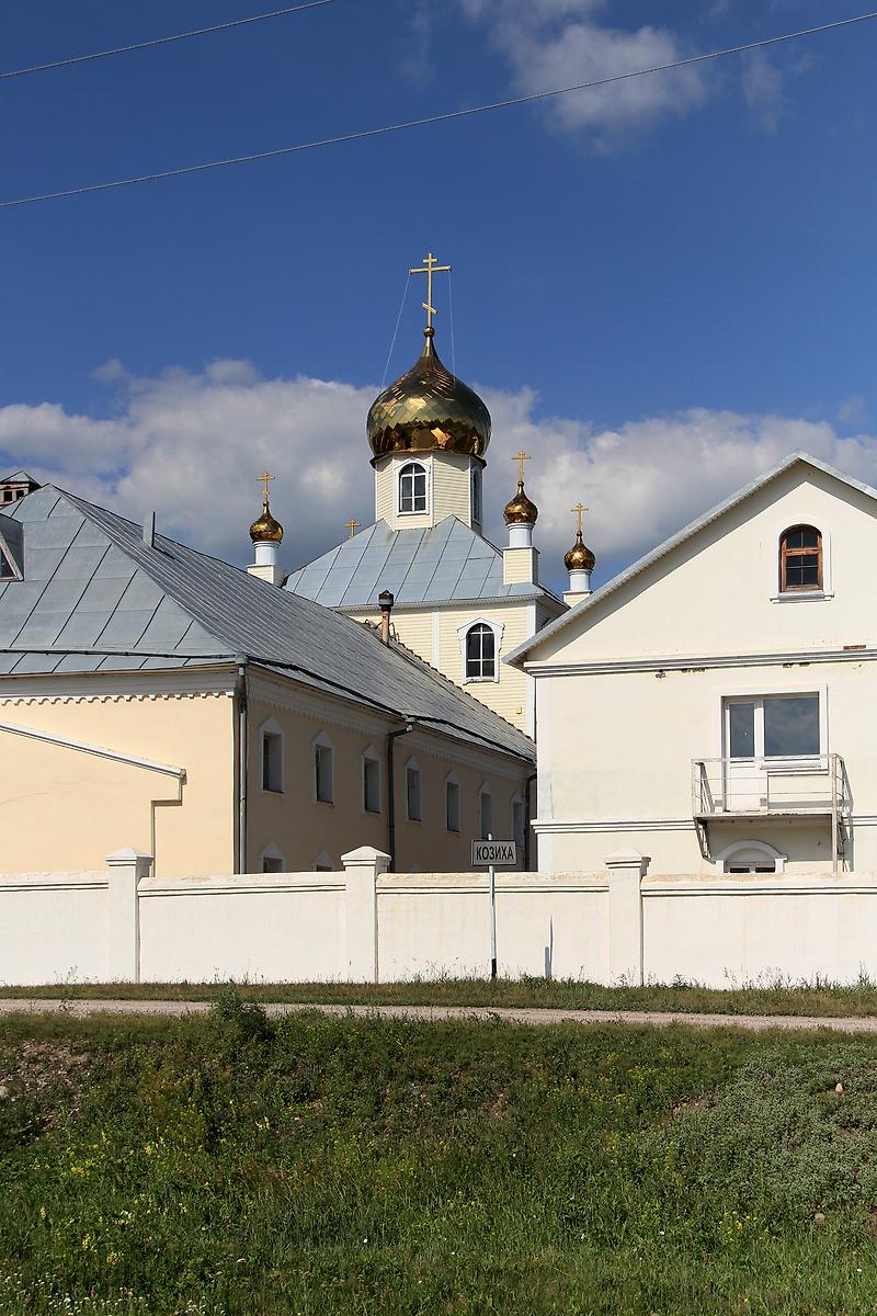общий вид в ландшафте. Михаило-Архангельский мужской монастырь, Козиха (Ордынский район, Новосибирская область)