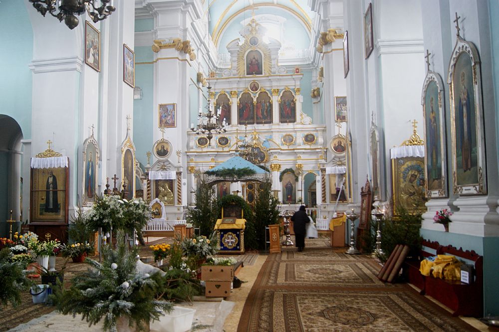 Кафедральный собор Рождества Пресвятой Богородицы, Глубокое (Глубокский район, Беларусь, Витебская область). интерьер и убранство, В храме идет подготовка к празднованию Рождества. На полу сосновые ветки.