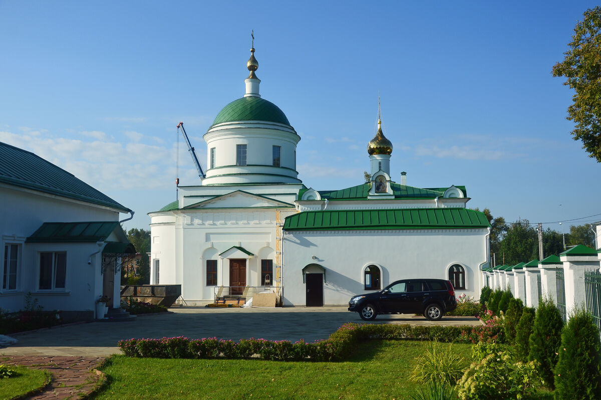 Церковь Петра и Павла (Троицы Живоначальной), Новопетровское (Истринский городской округ и ЗАТО Восход, Московская область). общий вид в ландшафте