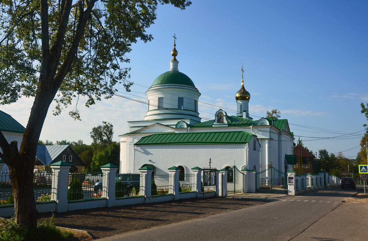 Церковь Петра и Павла (Троицы Живоначальной), Новопетровское (Истринский городской округ и ЗАТО Восход, Московская область). общий вид в ландшафте