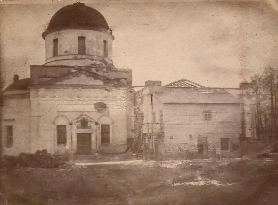 Фото 1950-х гг. С сайта: http://www.blagoistr.ru/hram_novopetrovskoe.html, архивная фотография. Церковь Петра и Павла (Троицы Живоначальной), Новопетровское (Истринский городской округ и ЗАТО Восход, Московская область)