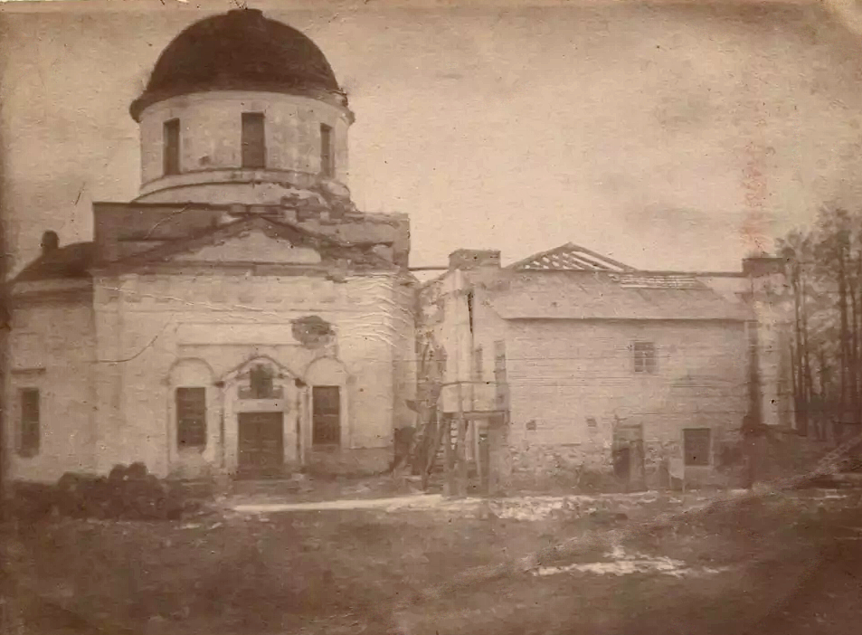 Церковь Петра и Павла (Троицы Живоначальной), Новопетровское (Истринский городской округ и ЗАТО Восход, Московская область). архивная фотография, Фото 1950-х гг. С сайта: http://www.blagoistr.ru/hram_novopetrovskoe.html