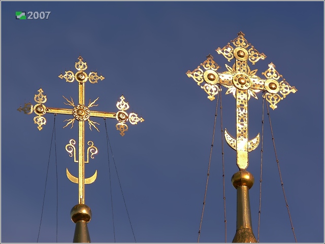 Ковров. Собор Рождества Христова. архитектурные детали, Кресты боковой (слева) и центральной (справа) глав основного объёма