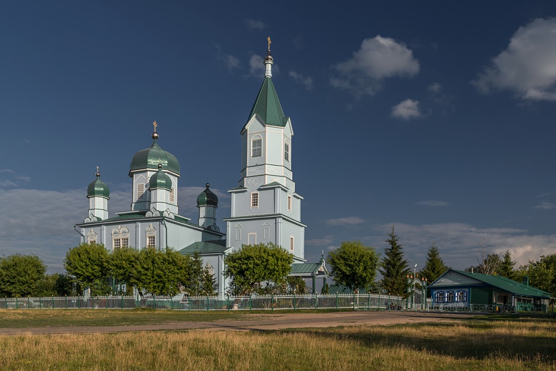 Красные Ключи. Церковь Михаила Архангела. общий вид в ландшафте