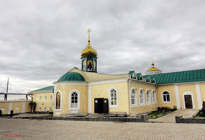 Задонск. Задонский Рождество-Богородицкий мужской монастырь. Церковь Тихона Задонского. общий вид в ландшафте