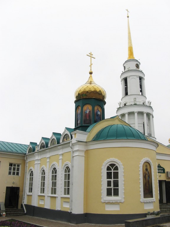 Задонский Рождество-Богородицкий мужской монастырь. Церковь Тихона Задонского, Задонск (Задонский район, Липецкая область). фасады, Южный и восточный фасады церкви с навершием