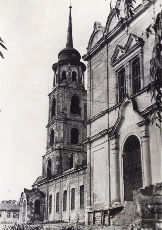 Елец. Церковь Покрова Пресвятой Богородицы. архивная фотография, Та самая колокольня, подмытая грунтовыми водами.