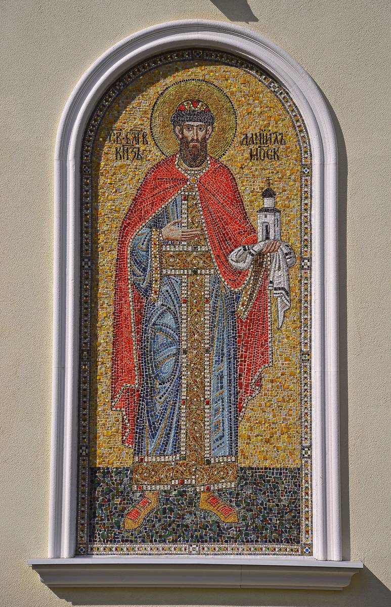 Мозаика на стене храма с изображением св. блгв. князя Даниила Московского., архитектурные детали. Церковь Николая Чудотворца, Дарьино (Одинцовский городской округ и ЗАТО Власиха, Краснознаменск, Московская область)
