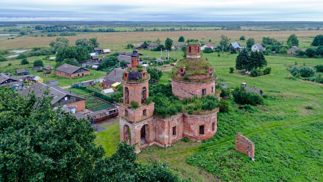 Церковь Николая Чудотворца, Карачарово (Волоколамский городской округ, Московская область). общий вид в ландшафте