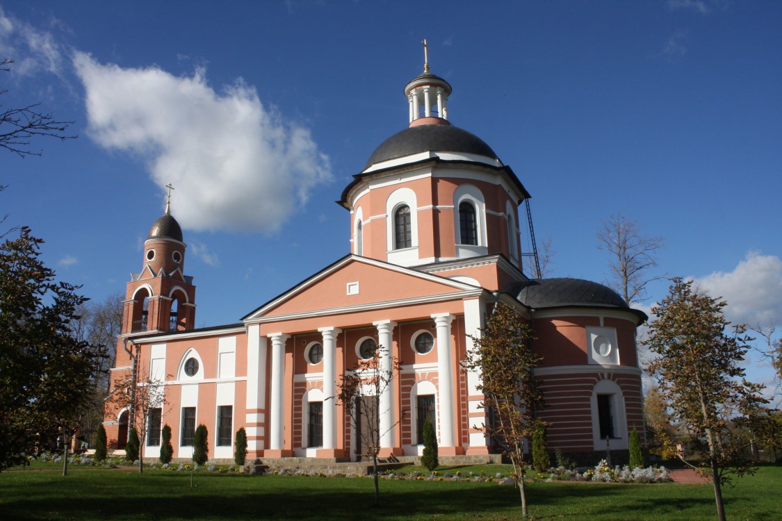 Большое Тёсово. Церковь Димитрия Солунского. общий вид в ландшафте