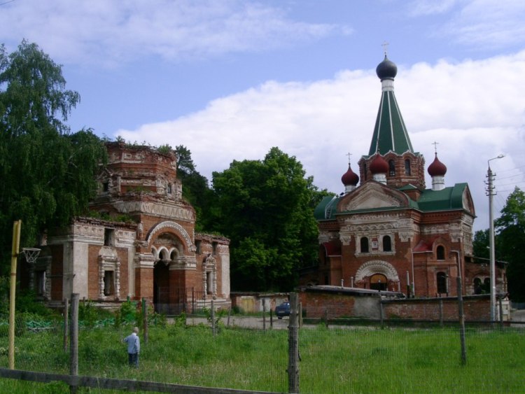 Церковь Спаса Нерукотворного Образа, Серпухов (Серпуховский городской округ и гг. Протвино, Пущино, Московская область). общий вид в ландшафте, Общий вид на ансамбль с юго-запада