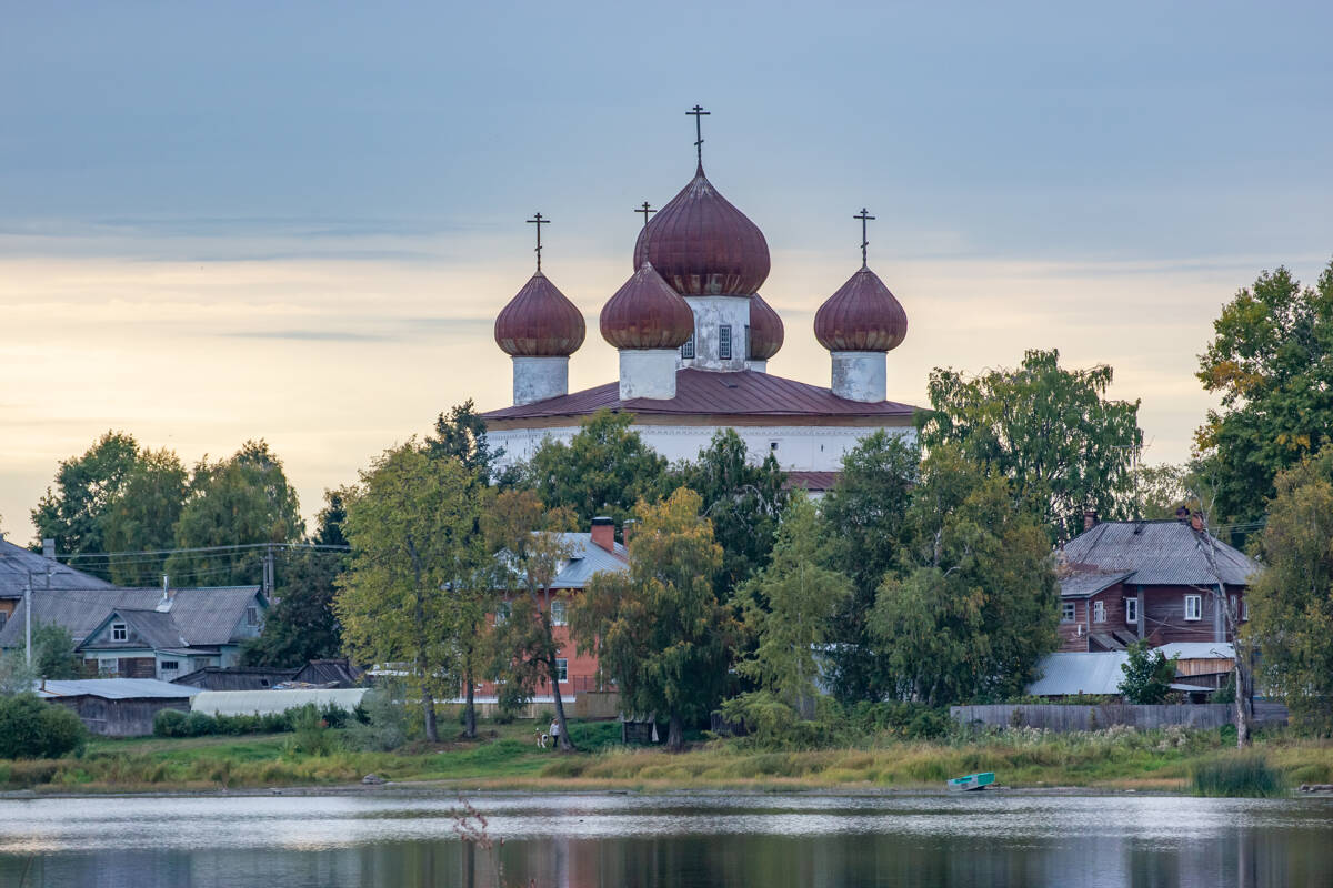 Церковь Благовещения Пресвятой Богородицы, Каргополь (Каргопольский район, Архангельская область). фасады, Вид с правого берега Онеги