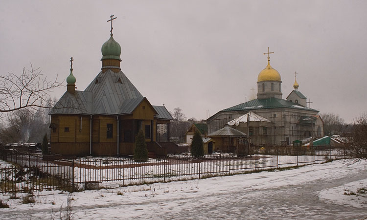Собор Троицы Живоначальной (новый), Колпино (Санкт-Петербург, Колпинский район, г. Санкт-Петербург). документальные фотографии, Вид на Никольскую церковь и Троицкий собор с Пролетарской улицы.